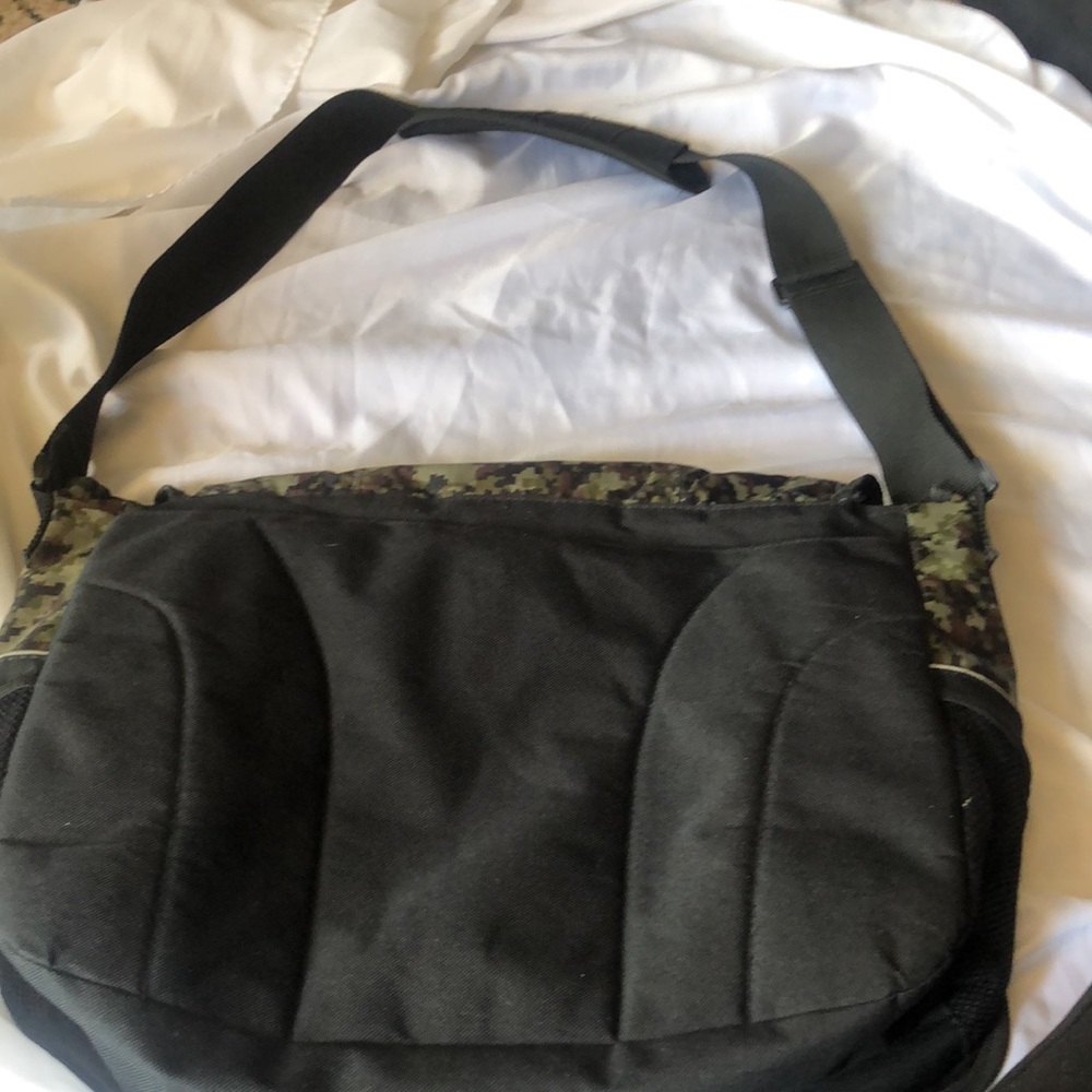 Athletic Works Camouflage Messenger Bag. Gem